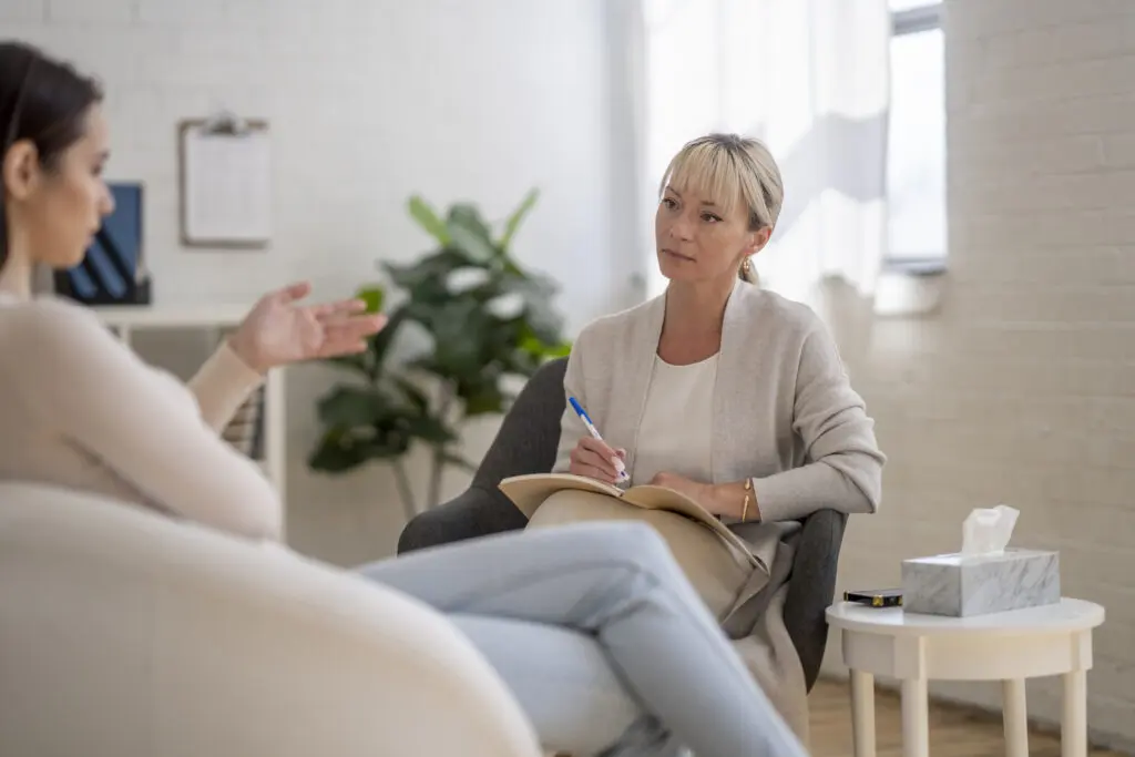 Psycholog a psychoterapeuta – czym się różnią i dlaczego warto to wiedzieć?